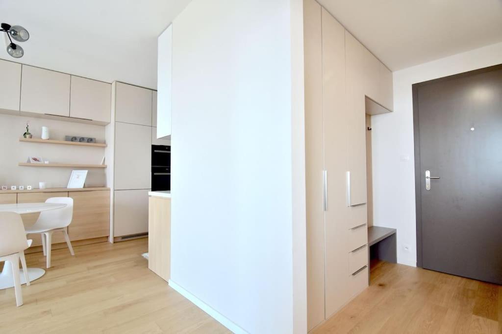 Apartamento Downtown Charm With Free Parking Spot Bratislava Exterior foto