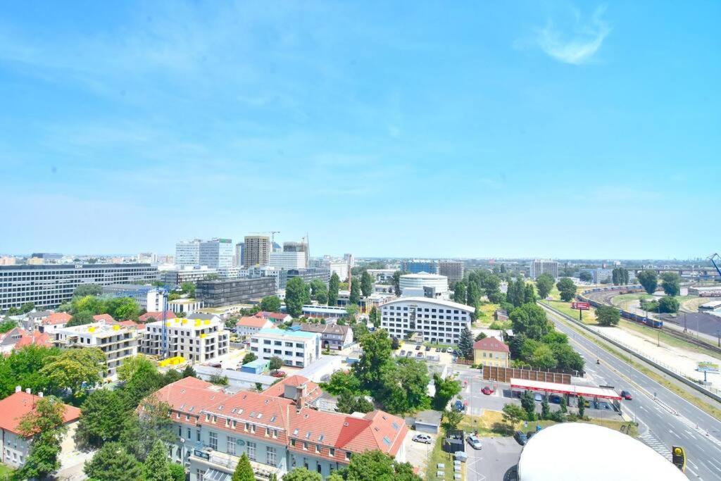Apartamento Downtown Charm With Free Parking Spot Bratislava Exterior foto