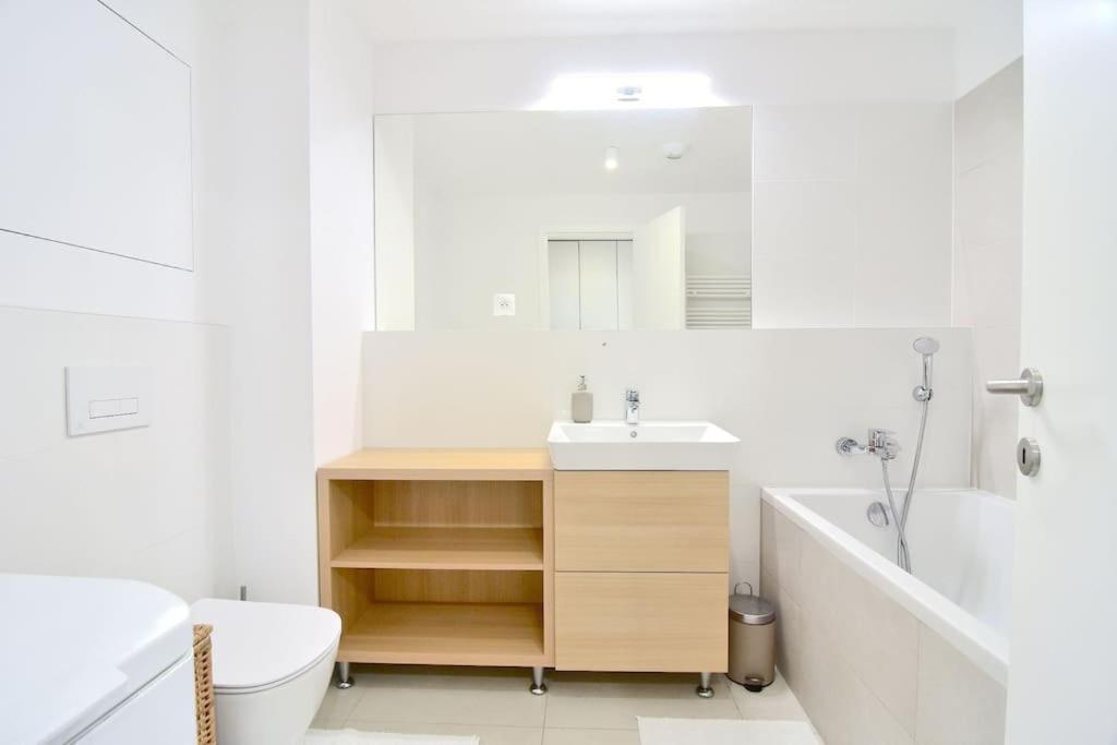 Apartamento Downtown Charm With Free Parking Spot Bratislava Exterior foto