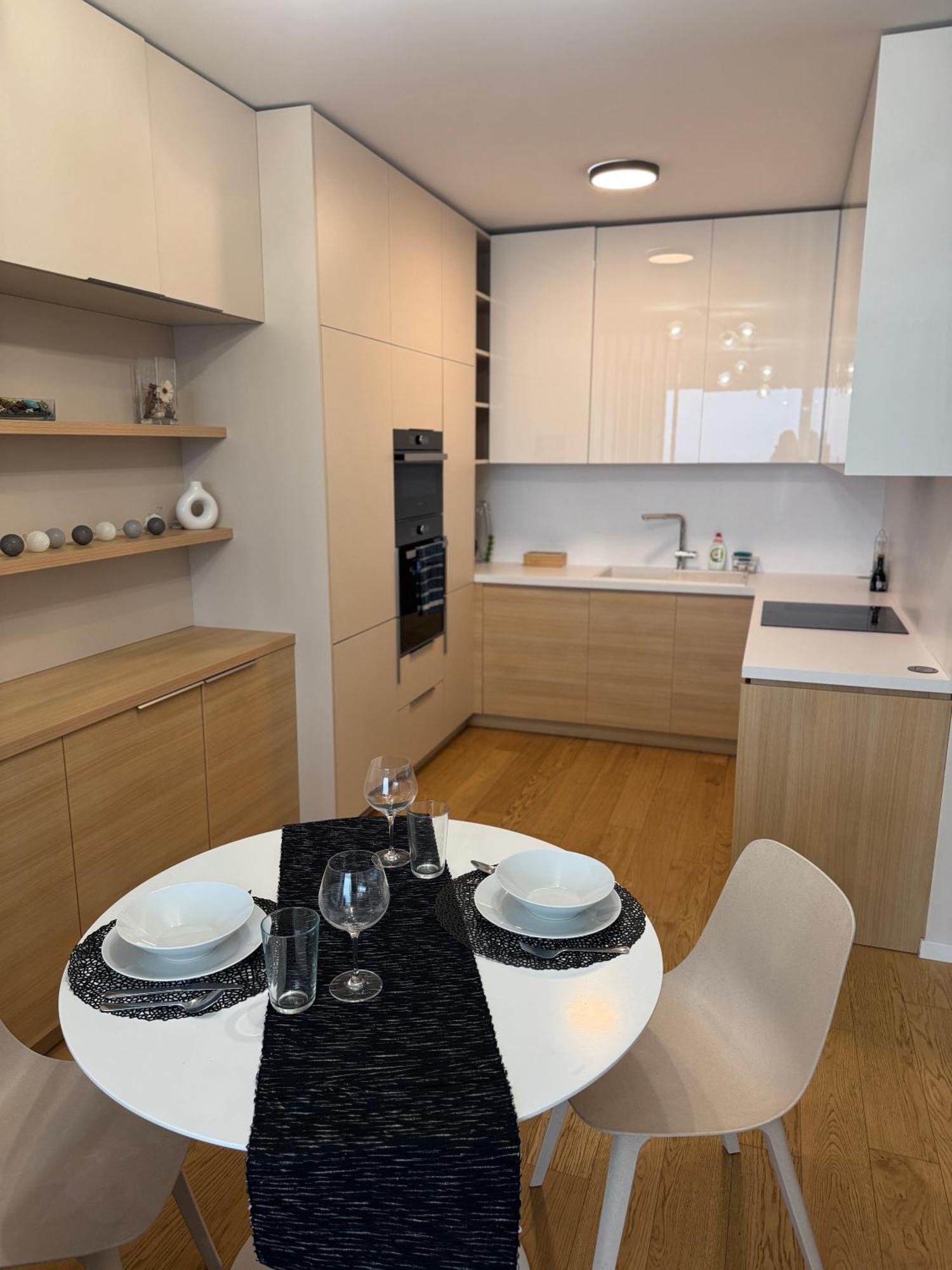 Apartamento Downtown Charm With Free Parking Spot Bratislava Exterior foto